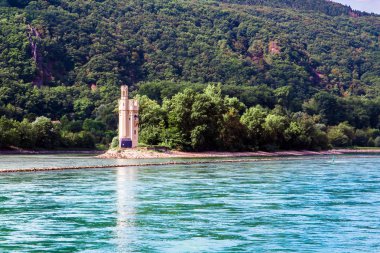 Ren Nehri yakınındaki Bingen, Almanya'da fare kulede (Mauseturm)