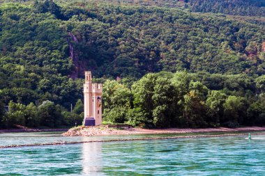 Ren Nehri yakınındaki Bingen, Almanya'da fare kulede (Mauseturm)