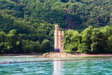 Ren Nehri yakınındaki Bingen, Almanya'da fare kulede (Mauseturm)