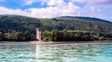 Ren Nehri yakınındaki Bingen, Almanya'da fare kulede (Mauseturm)