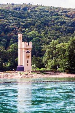 Ren Nehri yakınındaki Bingen, Almanya'da fare kulede (Mauseturm)
