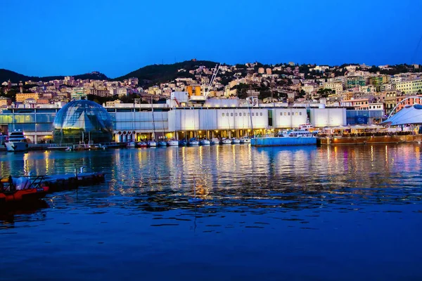 Hamnen i Genua i skymningen, Italien — Stockfoto