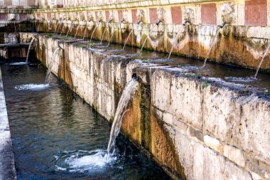 99 ağızlı (Fontana delle 99 çift), Çeşmesi L Aquila