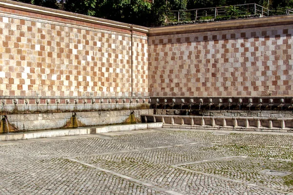 Brunnen der 99 Ausläufe (fontana delle 99 cannelle), l aquila — Stockfoto