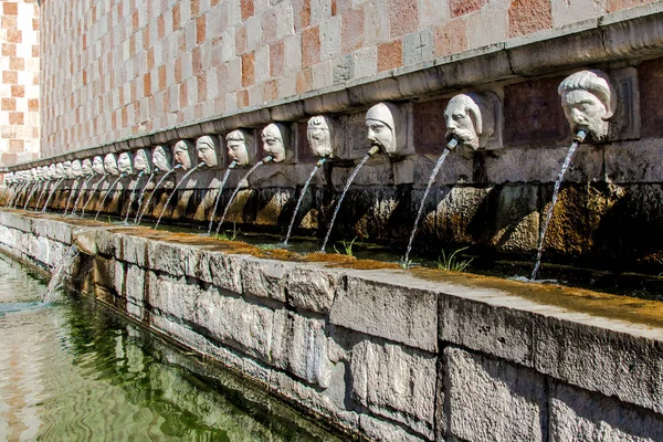 Fontein van de 99 waterspuwers (Fontana delle 99 cannelle), L Aquila — Stockfoto