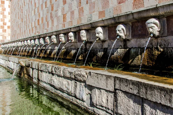 Fuente de los 99 Spouts (Fontana delle 99 cannelle), L Aquila — Foto de Stock