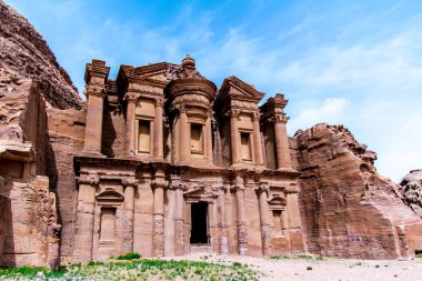 Manastır, bir bina eski Petra kayaya oyulmuş