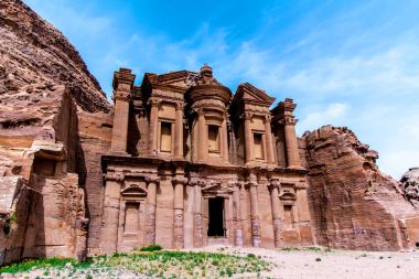 Manastır, bir bina eski Petra kayaya oyulmuş