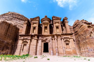 Manastır, bir bina eski Petra kayaya oyulmuş