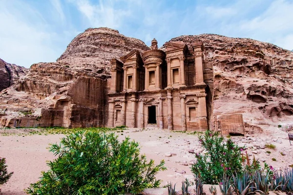 El Monasterio, un edificio tallado en roca en la antigua Petra —  Fotos de Stock