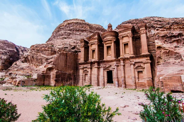 Klášter, budova vytesané z kamene v starověké Petra — Stock fotografie