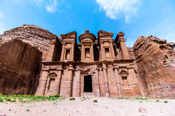 El Monasterio, un edificio tallado en roca en la antigua Petra —  Fotos de Stock
