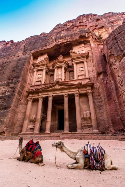 O monastery, um edifício carved fora da rocha no Petra antigo — Fotografia de Stock