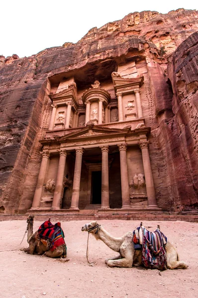 El Monasterio, un edificio tallado en roca en la antigua Petra —  Fotos de Stock