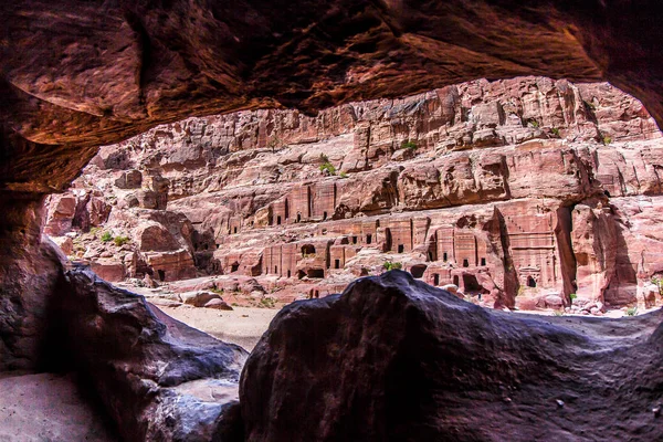 Vista desde una cueva de "La Calle de las Fachadas", en la antigua — Foto de Stock