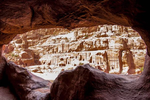 Vista desde una cueva de "La calle de las fachadas", en el sitio antiguo de Petra — Foto de Stock