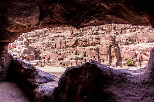 Vista desde una cueva de "La Calle de las Fachadas " — Foto de Stock