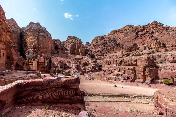 "La calle de las fachadas "en la antigua universidad de Petra, Jordania —  Fotos de Stock