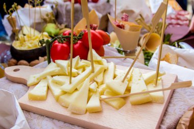 İtalyan meze: peynir kesme tahtası üzerinde dilimlenmiş