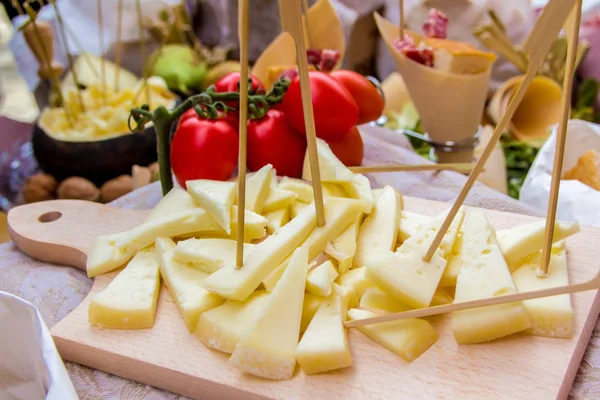 Італійські закуски: нарізаний сир Розробні рада — стокове фото