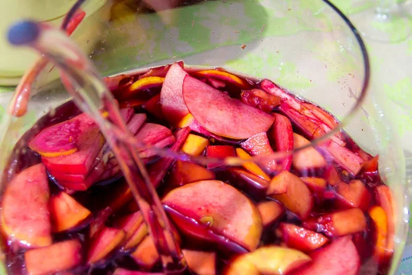 Bir sürahi sangria, tipik bir İspanyol alkollü içki