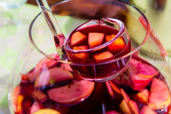 Bir sürahi sangria, tipik bir İspanyol alkollü içki