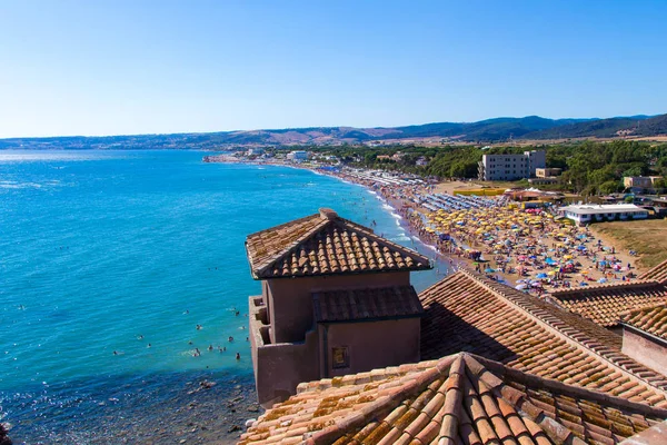 Roma yakınlarındaki Santa Severa Beach'de bir bakış. İtalya