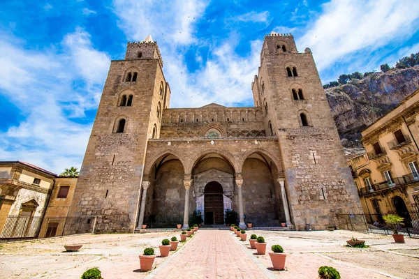 大教堂的切法卢，西西里岛，意大利. — 图库照片