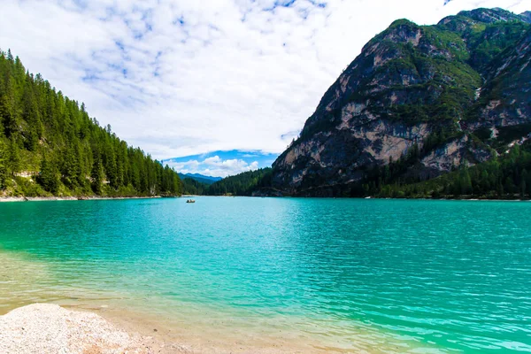 Λίμνη Braies (Lago di Braies) σε μια συννεφιασμένη μέρα, Νότιο Τύρολο — Φωτογραφία Αρχείου