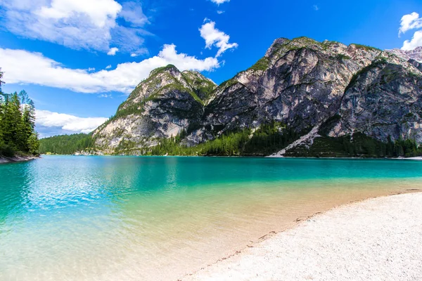 Pragser See (Pragser See) in den Dolomiten, Italien — Stockfoto
