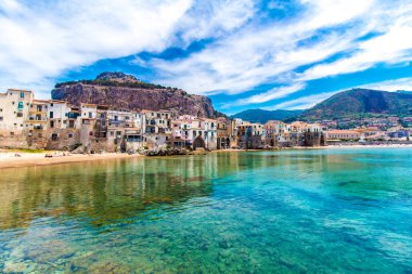 Cefalu, denizin Sicilya, İtalya için şehir görünümünü 