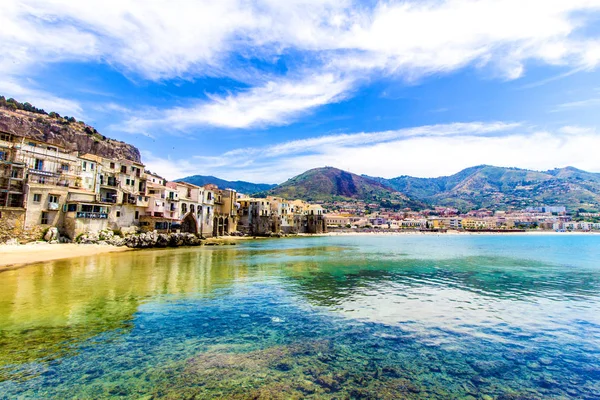 切法卢，镇上在意大利西西里岛的海的视图 — 图库照片