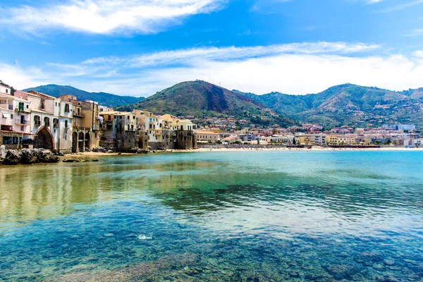 Cefalu, denizin Sicilya, İtalya için şehir görünümünü 