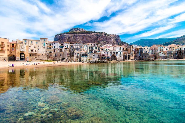 Cefalu, denizin Sicilya, İtalya için şehir görünümünü 