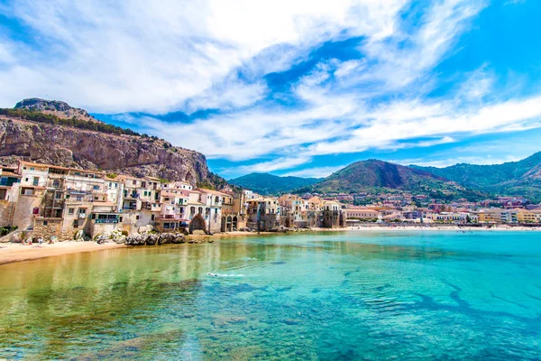 Veduta di cefalu, città sul mare in Sicilia, Italia — Foto Stock