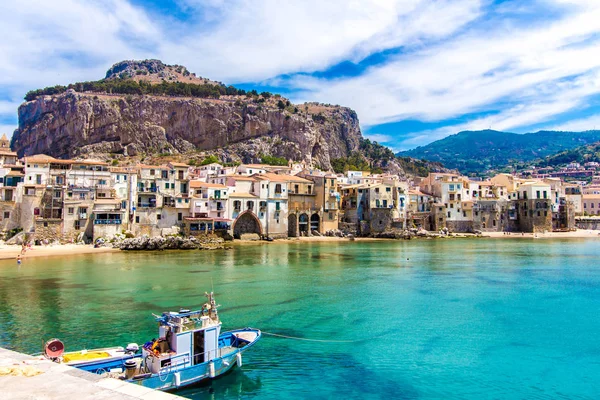 Cefalu, denizin Sicilya, İtalya için şehir görünümünü 