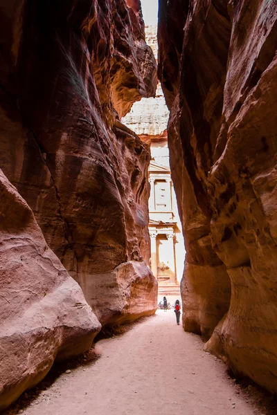 El Khasneh (Tesoro) visto desde el Cañón al-Siq, en Petra —  Fotos de Stock