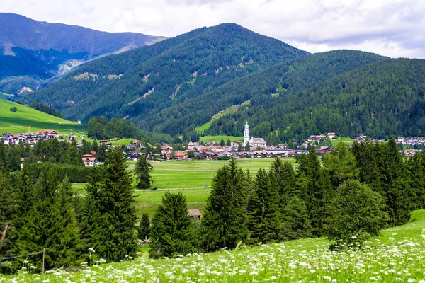 View of Dobbiaco), little town in the Puster Valley, Italy. — Stock Photo, Image