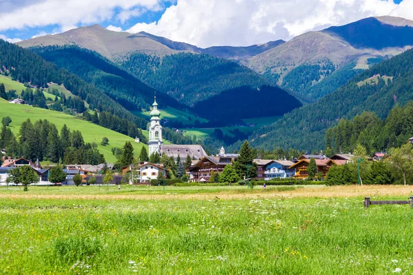 Utsikt över Dobbiaco, liten stad i Püster-dalen, Italien. — Stockfoto