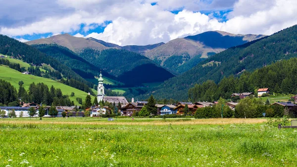 View of Dobbiaco), little town in the Puster Valley, Italy. — Stock Photo, Image