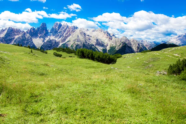 프라 토 광장, 남쪽 티롤에서 Dolomites에 유명한 고원 — 스톡 사진