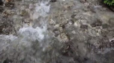 Bir şelalenin yakınında