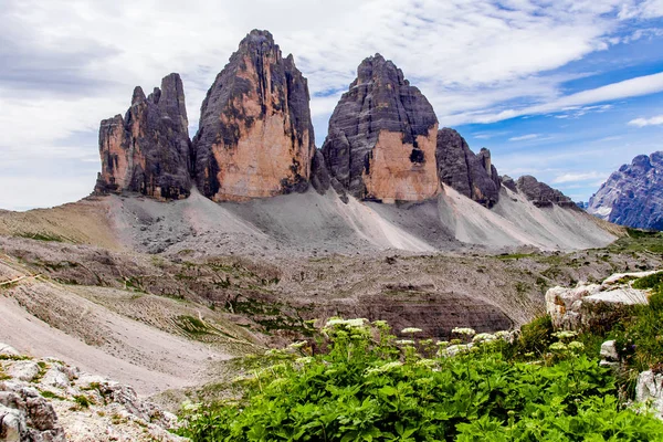 Das "tre cime di lavaredo" in den Dolomiten Italiens. — Stockfoto