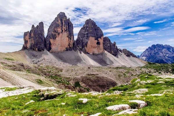 Das "tre cime di lavaredo" in den Dolomiten Italiens. — Stockfoto