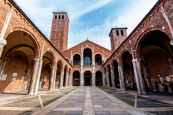 La Basilica di Sant'Ambrogio a Milano — Foto Stock