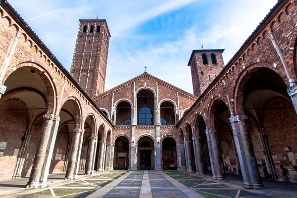 La Basilica di Sant'Ambrogio a Milano — Foto Stock