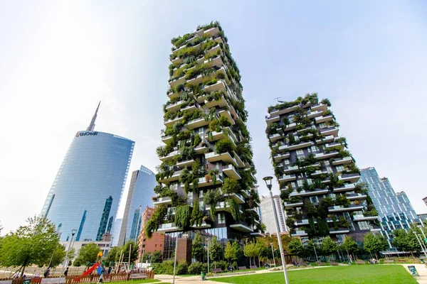 Milan, İtalya'nın iş bölgesinin içinde gökdelenler