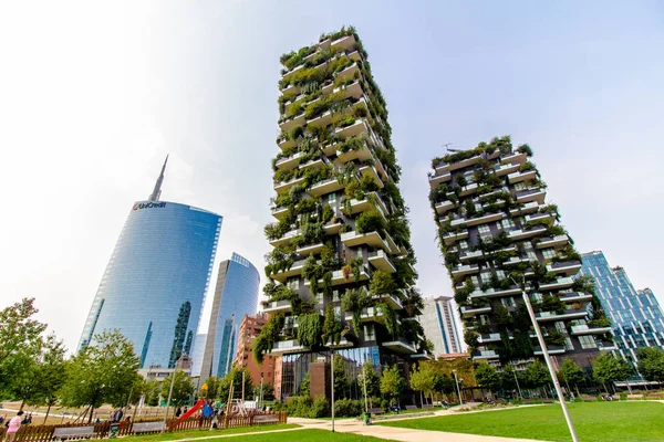 Milan, İtalya'nın iş bölgesinin içinde gökdelenler