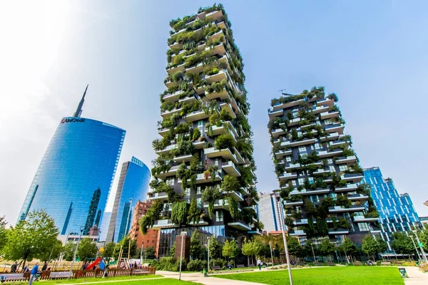 Milan, İtalya'nın iş bölgesinin içinde gökdelenler