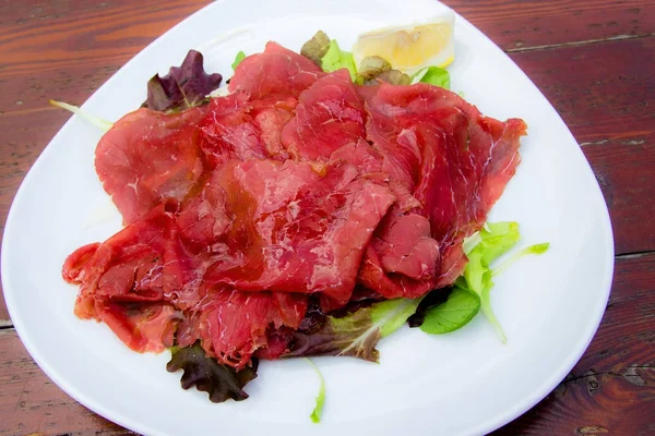 Карпаччо: італійське блюдо скибочки сирої яловичини — стокове фото